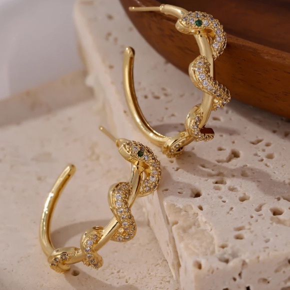 Jewelry - 💚18K gold plated twisted snake earrings